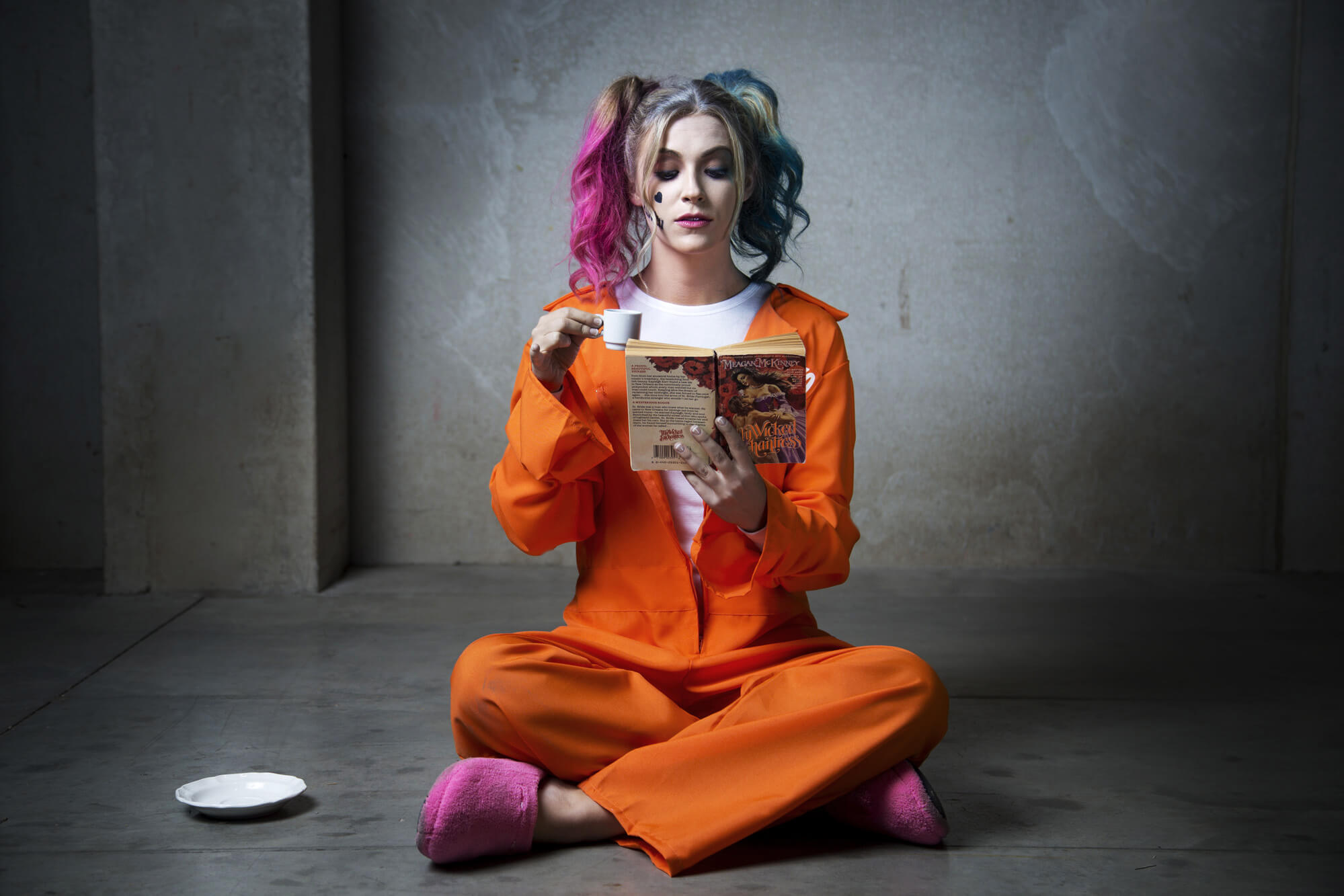 DIY Harley Quinn Makeup & Hair Tutorial – Suicide Squad Prison Jumpsuit -   Blog