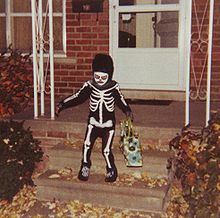 Skeleton trick or treater