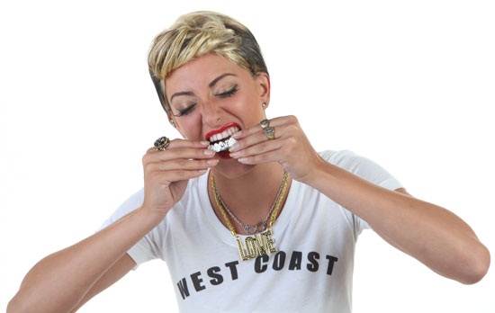 Miley Inserting her Grillz