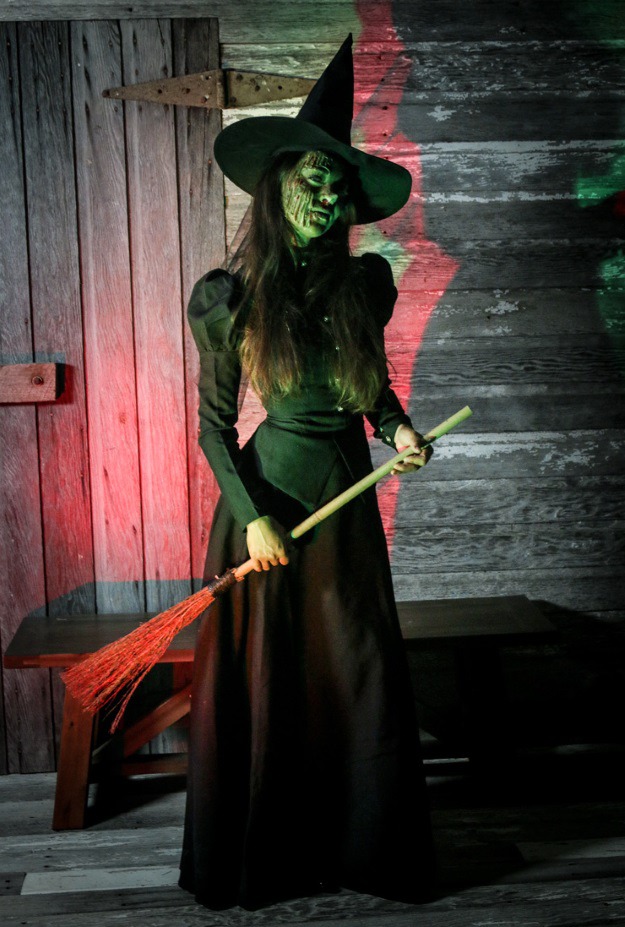 barndom kvalitet afbalanceret DIY Burnt Witch Costume and Makeup Tutorial - HalloweenCostumes.com Blog