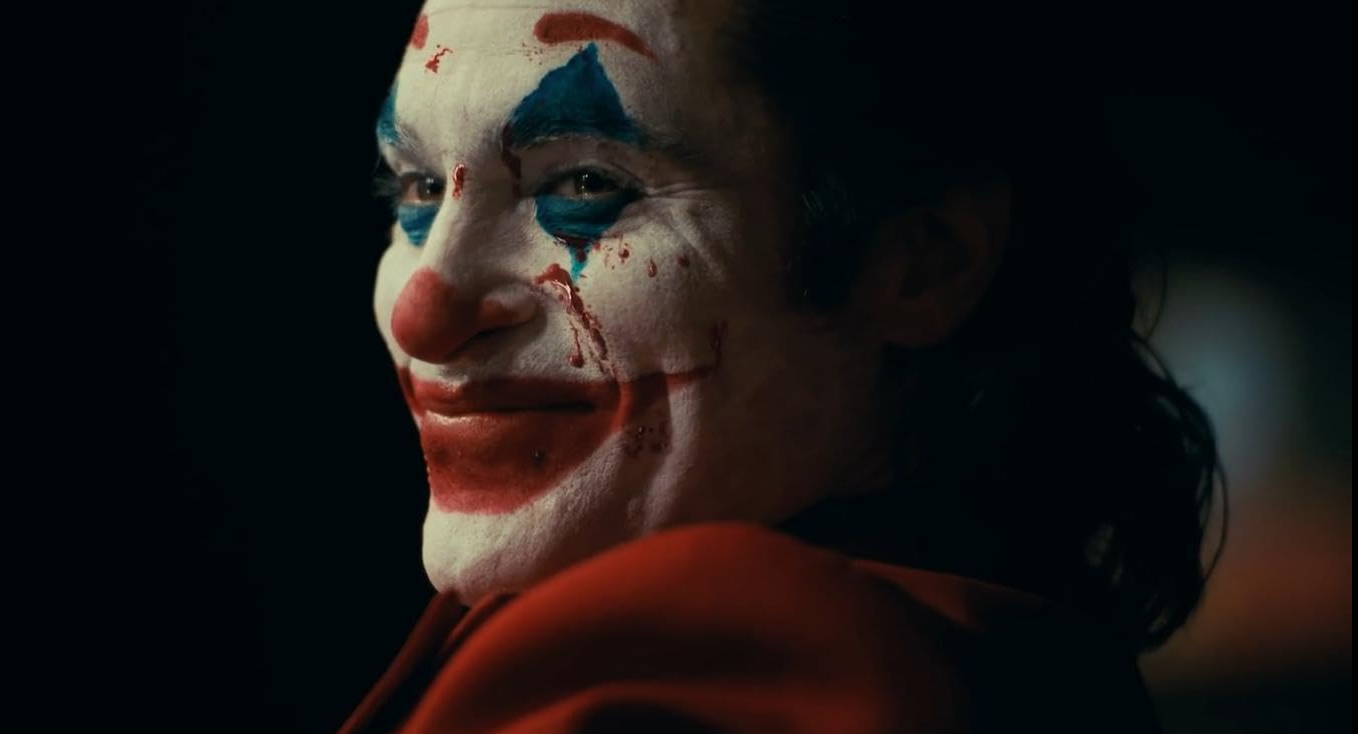 Le Joker, interprété par Joaquin Phoenix, avec son maquillage emblématique.