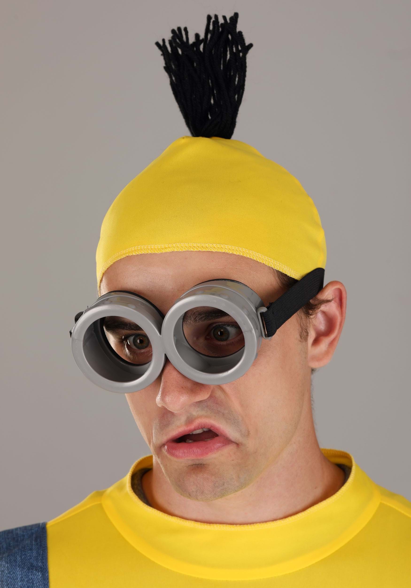 El disfraz de Minion incluye gafas de Minion, gorro amarillo y delantal azul