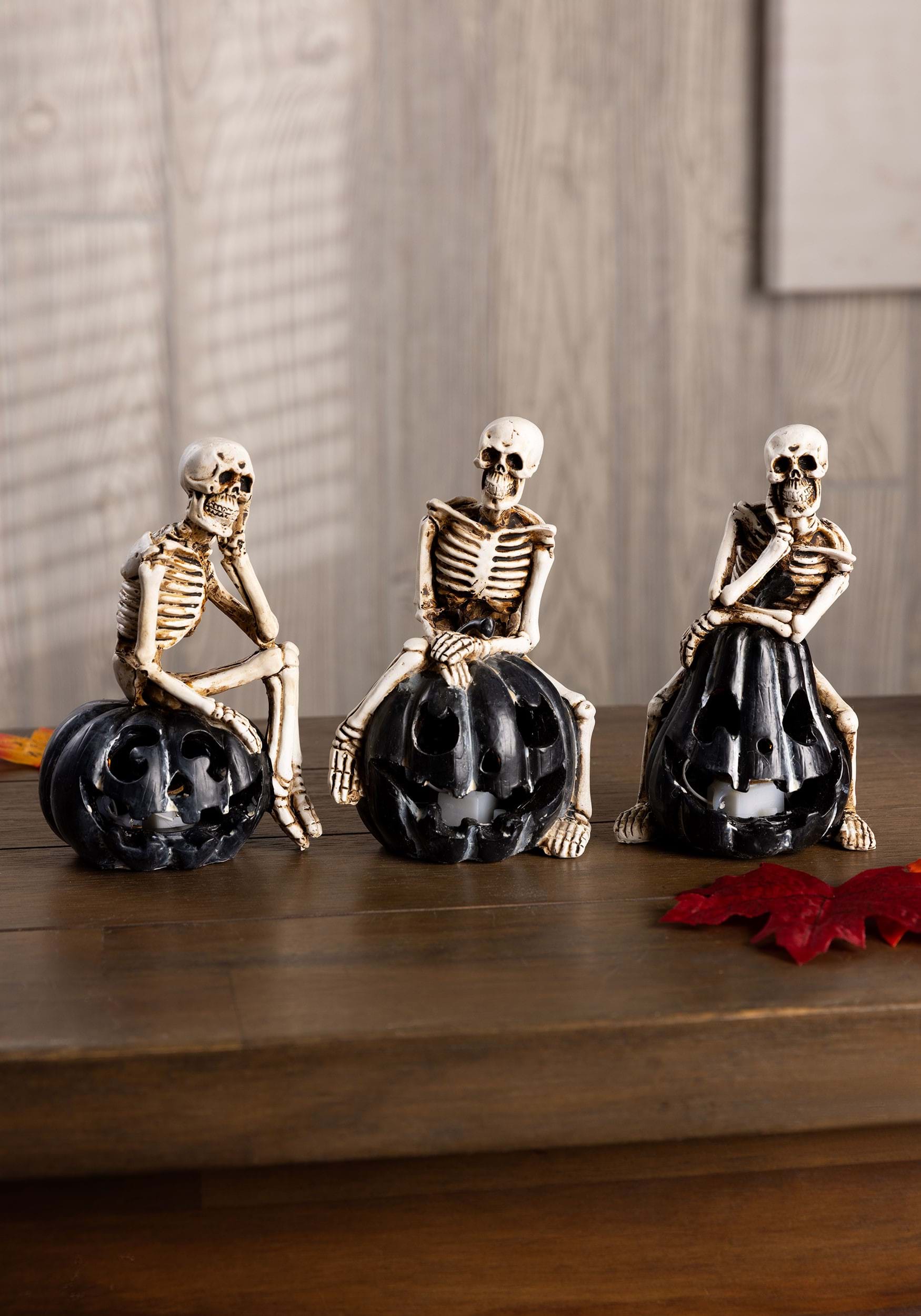 Conjunto de tres esqueletos de resina sentados en la decoración de Led Jack \ 'o linternas Multicolor Colombia